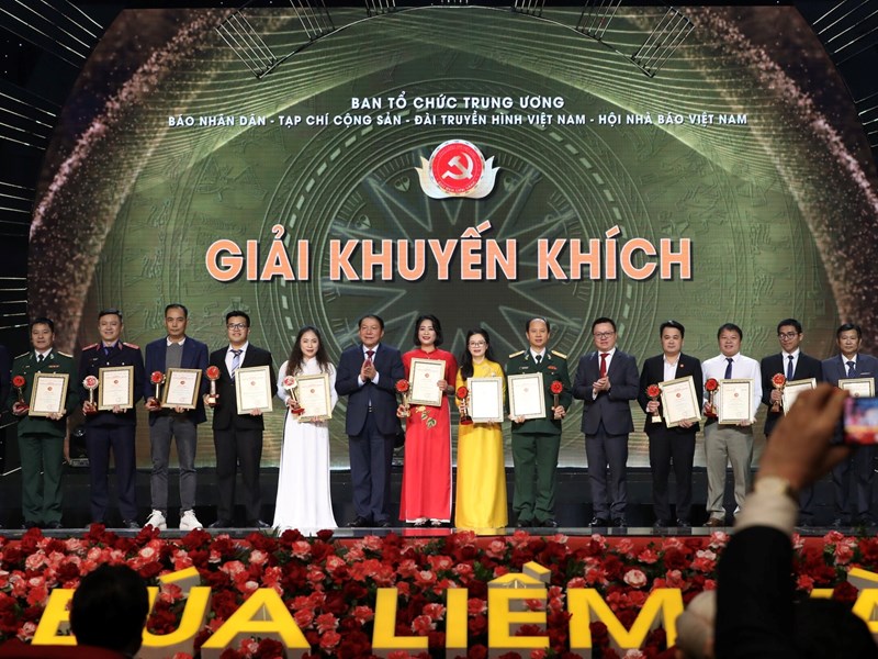 Thủ tướng: Niềm tin, sự đồng lòng của nhân dân là nguồn cảm hứng vô tận cho những tác phẩm báo chí - Anh 7