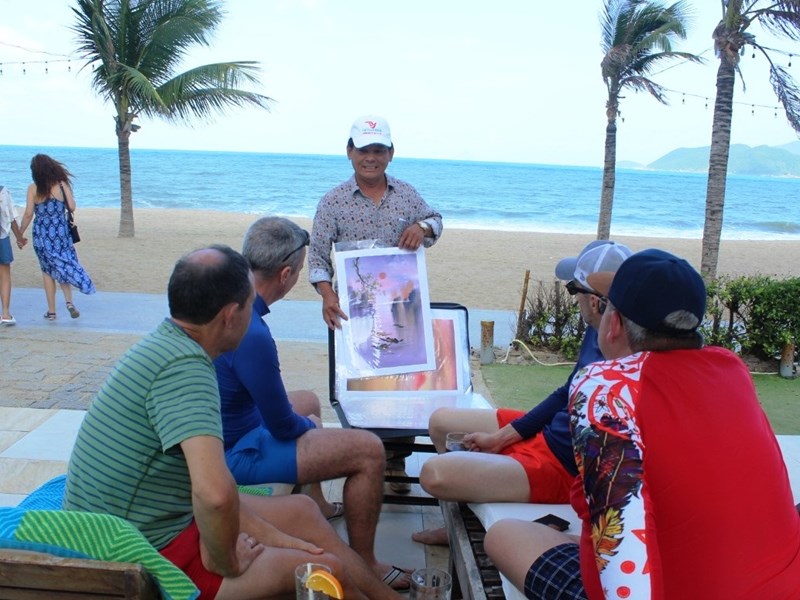 Người gần 30 năm giới thiệu du lịch Nha Trang qua tranh nghệ thuật - Anh 1
