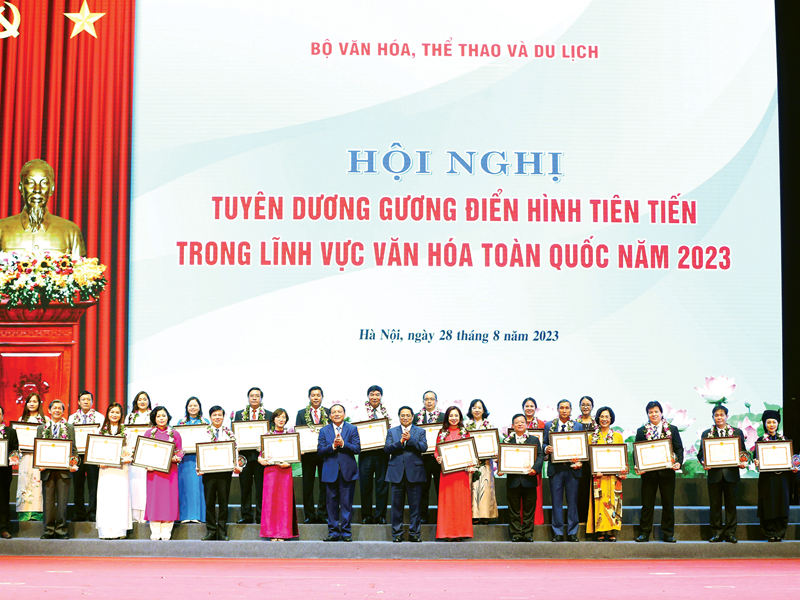 Bộ trưởng Bộ VHTTDL Nguyễn Văn Hùng: 