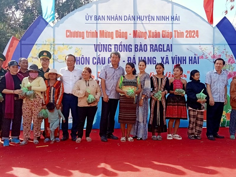 Ninh Thuận: Vui Xuân đón Tết vùng đồng bào Raglai Cầu Gãy - Đá Hang - Anh 2
