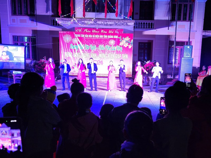 Những ngày giáp Tết đi phục vụ văn nghệ kết hợp chiếu phim lưu động ở vùng miền núi - Anh 1