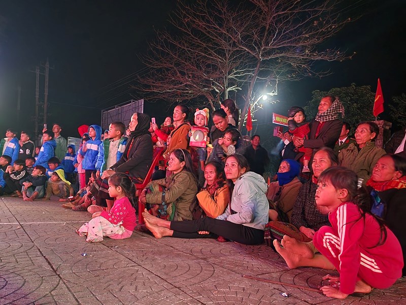 Những ngày giáp Tết đi phục vụ văn nghệ kết hợp chiếu phim lưu động ở vùng miền núi - Anh 2