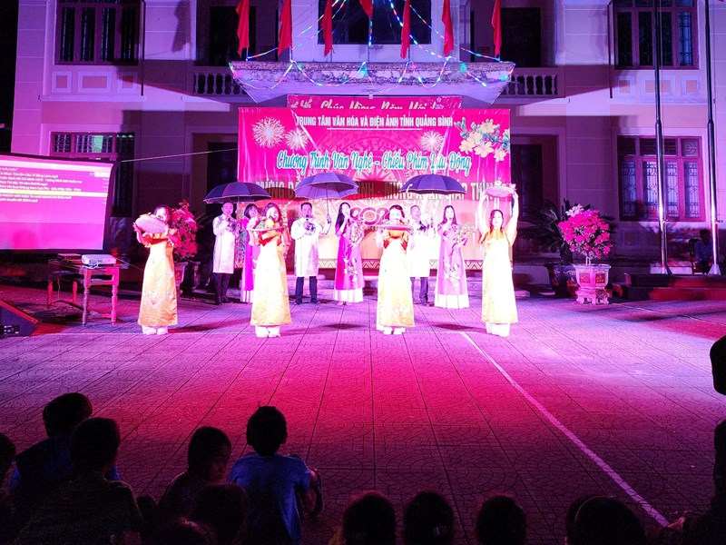 Những ngày giáp Tết đi phục vụ văn nghệ kết hợp chiếu phim lưu động ở vùng miền núi - Anh 3