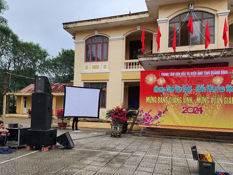 Những ngày giáp Tết đi phục vụ văn nghệ kết hợp chiếu phim lưu động ở vùng miền núi - Anh 4