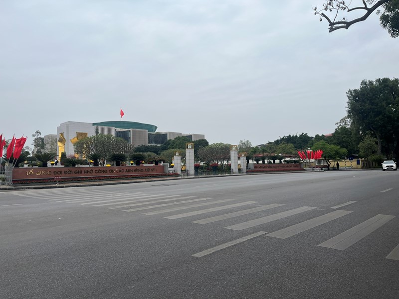 Đường phố Hà Nội vắng vẻ trong sáng mùng 1 Tết Giáp Thìn - Anh 1