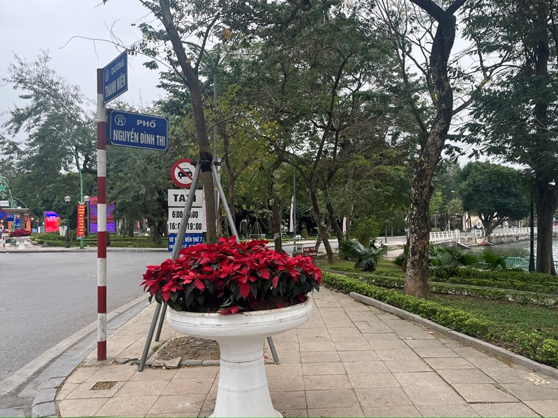 Đường phố Hà Nội vắng vẻ trong sáng mùng 1 Tết Giáp Thìn - Anh 3