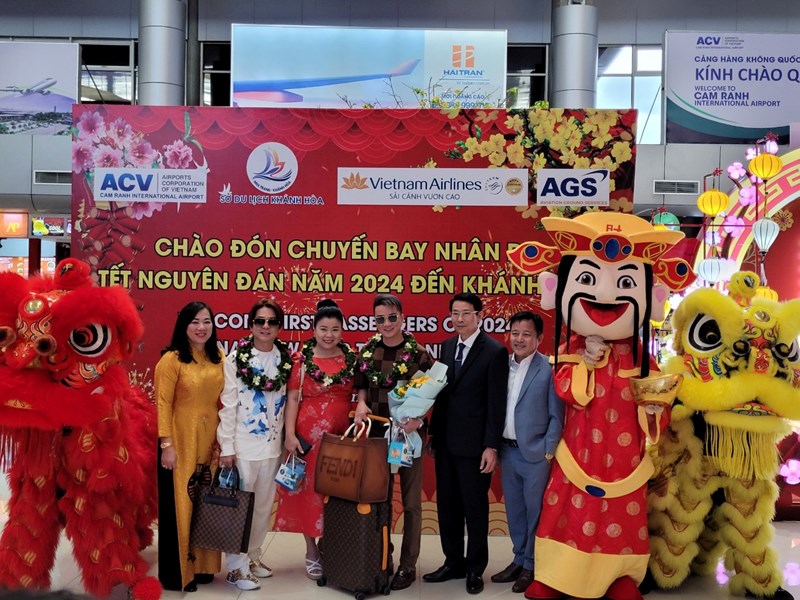 Khánh Hòa: Đón 130 du khách đầu tiên “xông đất” năm mới - Anh 3
