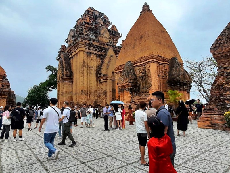 Khánh Hòa đón hơn 600.000 lượt khách trong dịp Tết Nguyên đán - Anh 1