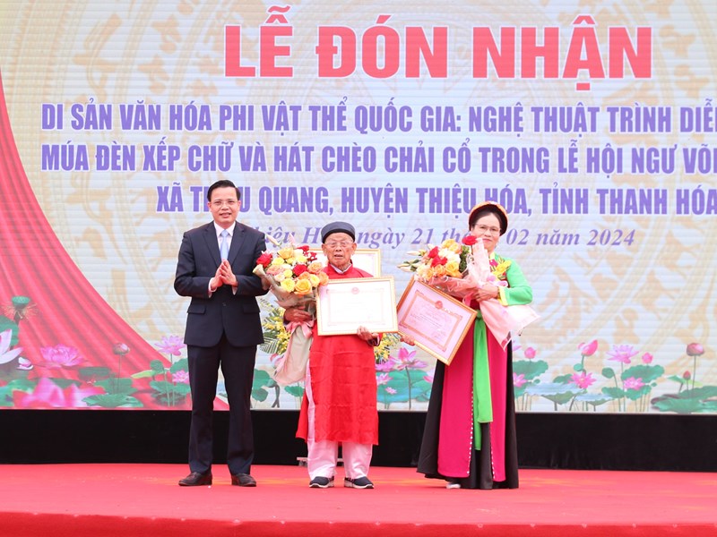 Đón nhận Di sản văn hoá phi vật thể quốc gia nghệ thuật trình diễn dân gian “Múa đèn xếp chữ và hát chèo chải cổ” - Anh 3