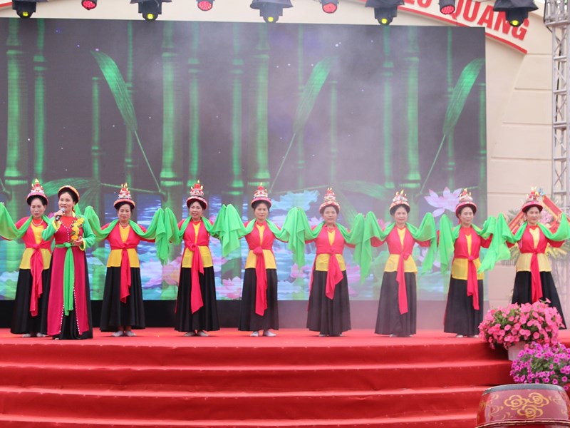 Đón nhận Di sản văn hoá phi vật thể quốc gia nghệ thuật trình diễn dân gian “Múa đèn xếp chữ và hát chèo chải cổ” - Anh 4