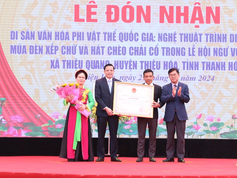 Đón nhận Di sản văn hoá phi vật thể quốc gia nghệ thuật trình diễn dân gian “Múa đèn xếp chữ và hát chèo chải cổ” - Anh 1