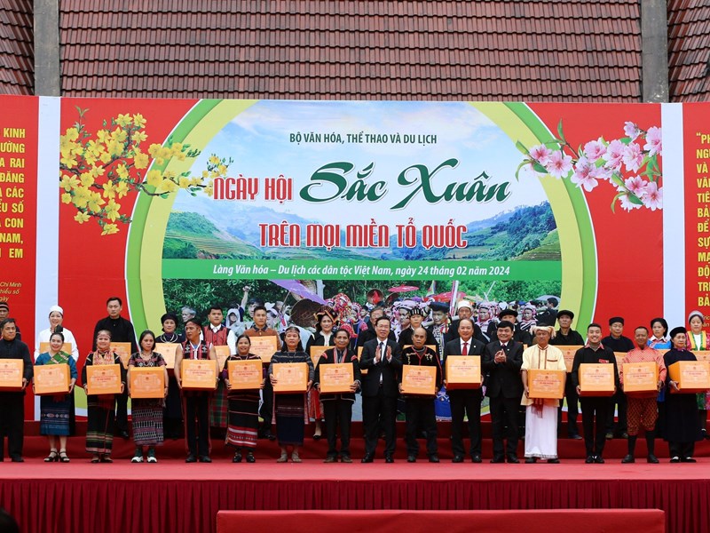 Ngày hội Sắc xuân trên mọi miền Tổ quốc năm ​​​​​​​2024: Thắm tình đoàn kết, lan tỏa giá trị văn hóa truyền thống - Anh 1