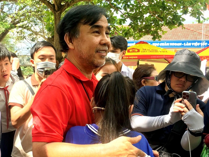 Mang yêu thương tới trẻ mồ côi, người có hoàn cảnh khó khăn - Anh 3