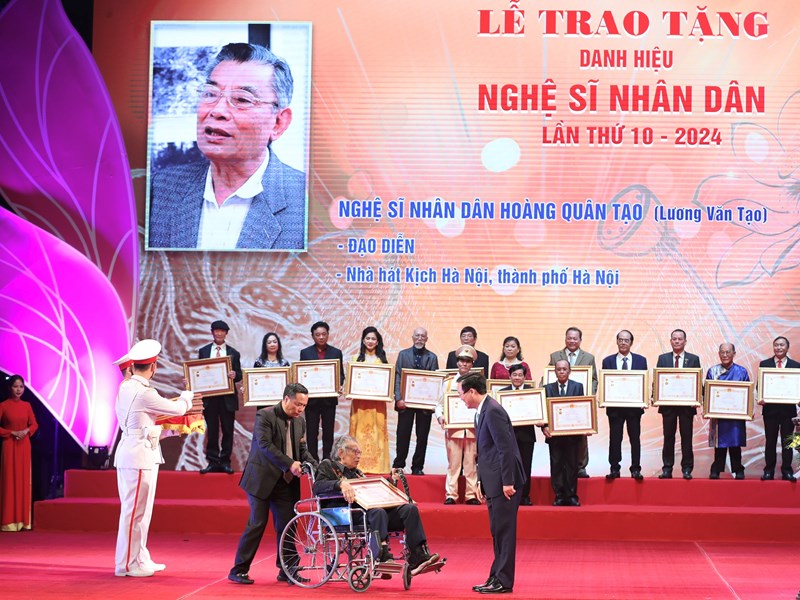 Chủ tịch nước Võ Văn Thưởng:  Đội ngũ nghệ sĩ nước nhà sẽ có đóng góp to lớn hơn nữa trên hành trình đi tới của dân tộc... - Anh 3