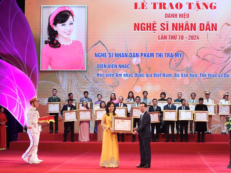 Chủ tịch nước Võ Văn Thưởng:  Đội ngũ nghệ sĩ nước nhà sẽ có đóng góp to lớn hơn nữa trên hành trình đi tới của dân tộc... - Anh 5