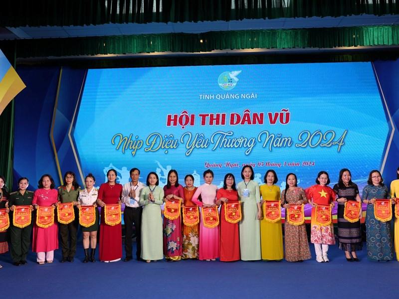 Hội thi dân vũ thể thao “Nhịp điệu yêu thương” - Anh 4