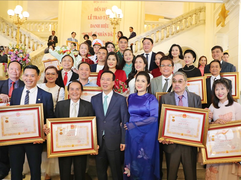 Chủ tịch nước Võ Văn Thưởng: Các NSND, NSƯT là vốn quý của đất nước - Anh 2