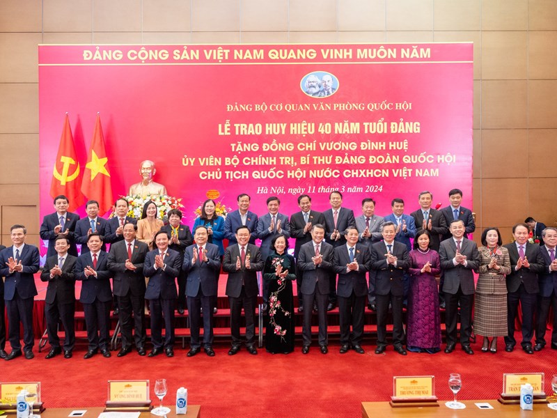Trao Huy hiệu 40 năm tuổi Đảng tặng Chủ tịch Quốc hội Vương Đình Huệ - Anh 3