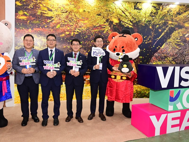 Các gian hàng quốc tế thu hút đông đảo người tham quan tại VITM 2024 - Anh 2
