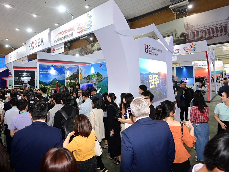 Các gian hàng quốc tế thu hút đông đảo người tham quan tại VITM 2024 - Anh 1