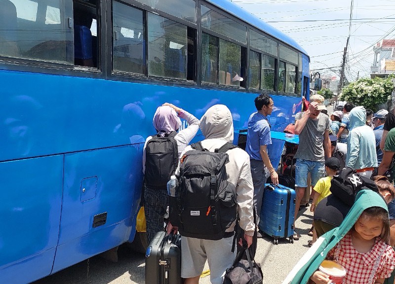 Sự cố sạt lở tại hầm đường sắt Đèo Cả: Chuyển tải và hỗ trợ tối đa cho khách tiếp tục hành trình - Anh 4
