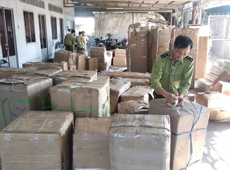 Bắt lô hàng lớn có chứa hàng trăm thùng mỹ phẩm không rõ nguồn gốc - Anh 1
