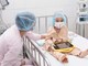 Bé gái bị suy tủy xương vô căn được ghép tế bào gốc từ em trai 18 tháng tuổi