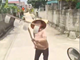 Người phụ nữ phơi lúa giữa đường cầm cào chặn đầu xe tải 