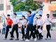 Sinh viên tình nguyện tiếp sức sĩ tử trên từng cây số
