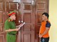 Chở thuê khí cười, bị khởi tố về tội “Vận chuyển hàng cấm”