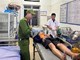 Giải cứu nam thanh niên lao xe rơi xuống vực trong đêm ở Lào Cai