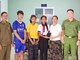 Nhặt được hai điện thoại trị giá hơn 50 triệu đồng, ba học sinh tìm người trả lại