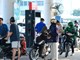 Người dân Hà Nội đổ xăng sinh học E10 trong ngày chính thức mở bán đại trà 