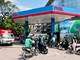 Giá xăng tăng mạnh, E10 RON95 vượt 27.000 đồng/lít