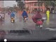 Người phụ nữ bị sét đánh khi đang đi xe máy trên đường