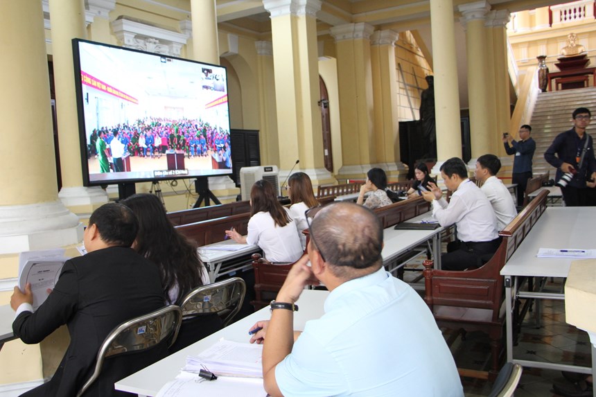 Ngày đầu phiên tòa vụ ma túy 227 bị cáo: Ca sĩ Chi Dân, “cô tiên từ thiện” Trúc Phương gây chú ý - ảnh 7