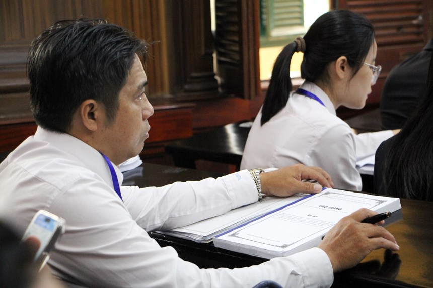 Ngày đầu phiên tòa vụ ma túy 227 bị cáo: Ca sĩ Chi Dân, “cô tiên từ thiện” Trúc Phương gây chú ý - ảnh 4