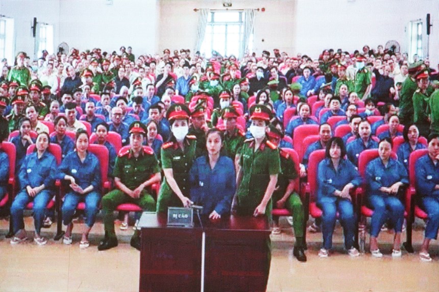 Ngày đầu phiên tòa vụ ma túy 227 bị cáo: Ca sĩ Chi Dân, “cô tiên từ thiện” Trúc Phương gây chú ý - ảnh 3