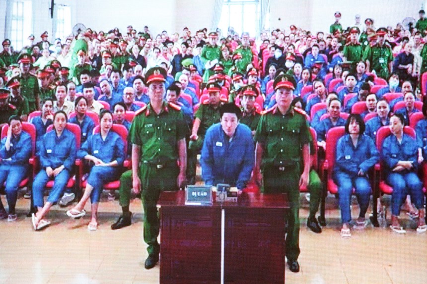 Ngày đầu phiên tòa vụ ma túy 227 bị cáo: Ca sĩ Chi Dân, “cô tiên từ thiện” Trúc Phương gây chú ý - ảnh 2
