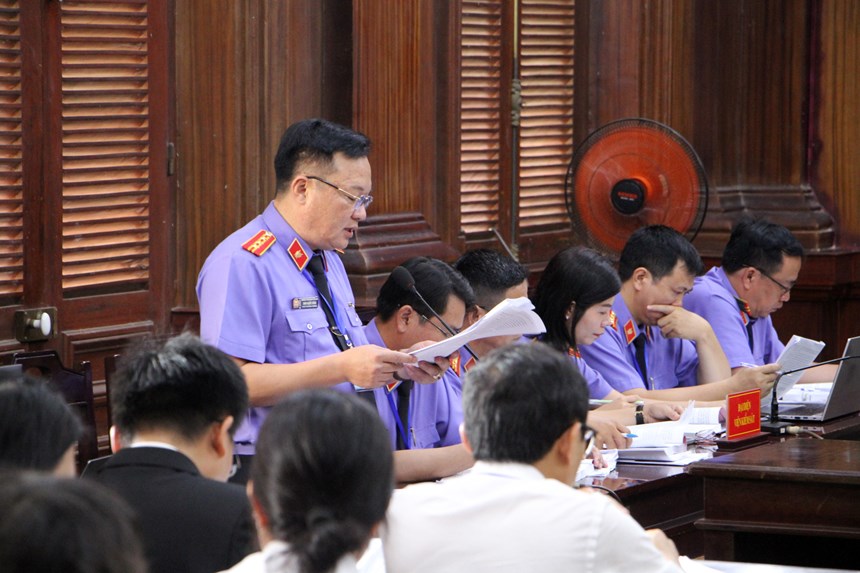 Ngày đầu phiên tòa vụ ma túy 227 bị cáo: Ca sĩ Chi Dân, “cô tiên từ thiện” Trúc Phương gây chú ý - ảnh 6