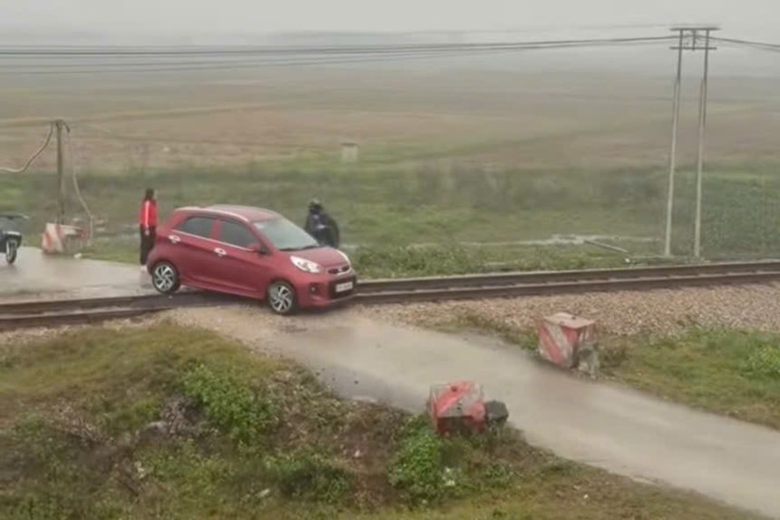 Thoát nạn trong gang tấc khi ô tô kẹt trên đường ray