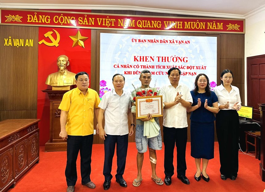 Khen thưởng người đàn ông dũng cảm cứu hai mẹ con nhảy cầu