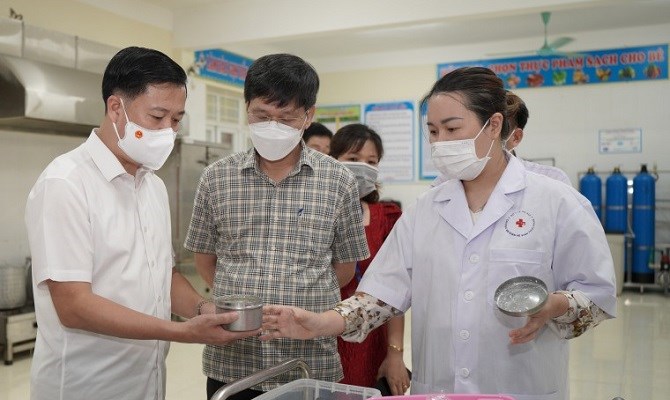Hà Nội tổ chức nhiều đoàn kiểm tra về an toàn thực phẩm - Anh 1